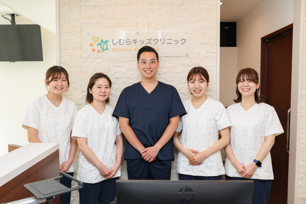 内科クリニックにて院長先生とスタッフ様による集合写真