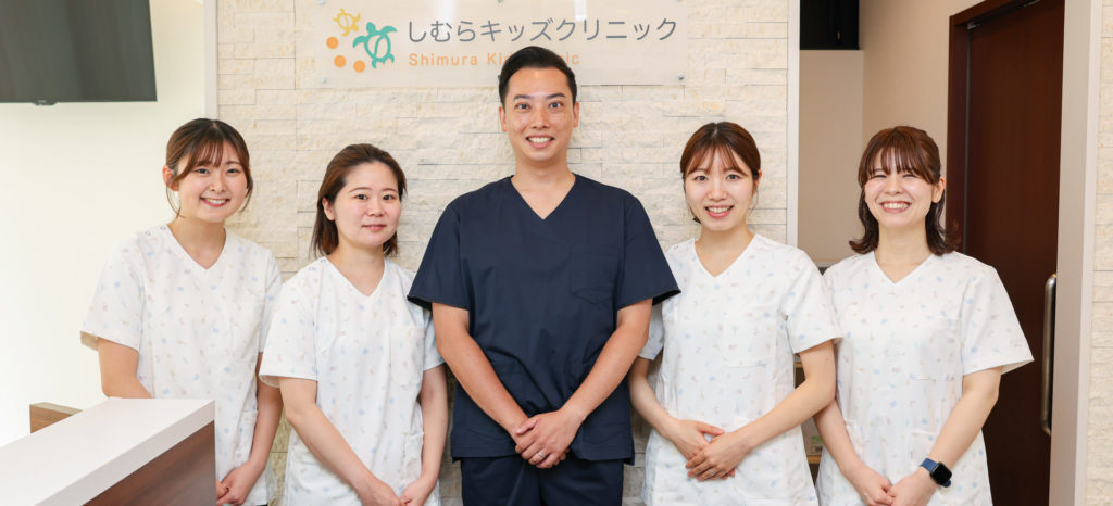 内科クリニックにて院長先生とスタッフ様による集合写真