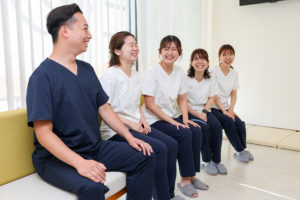 内科クリニック スタッフ談笑 写真